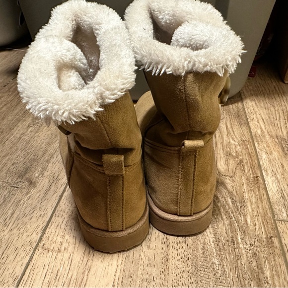 Faux Uggs - Picture 3 of 5